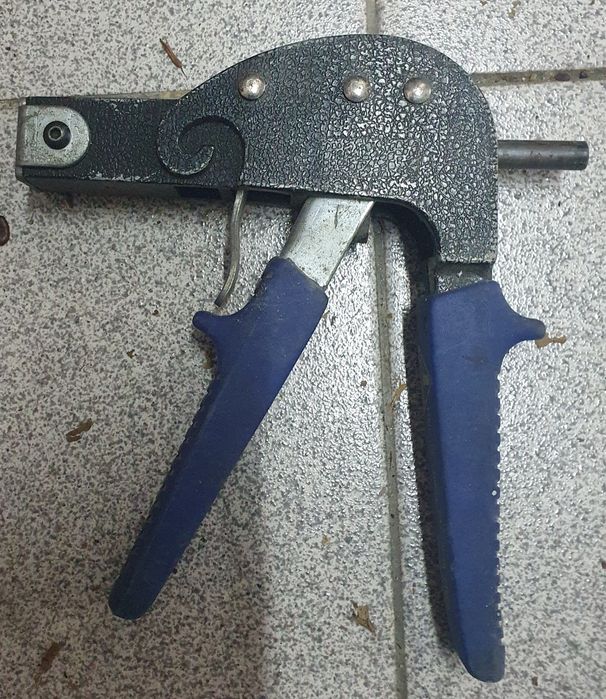 Grampo oco de parede