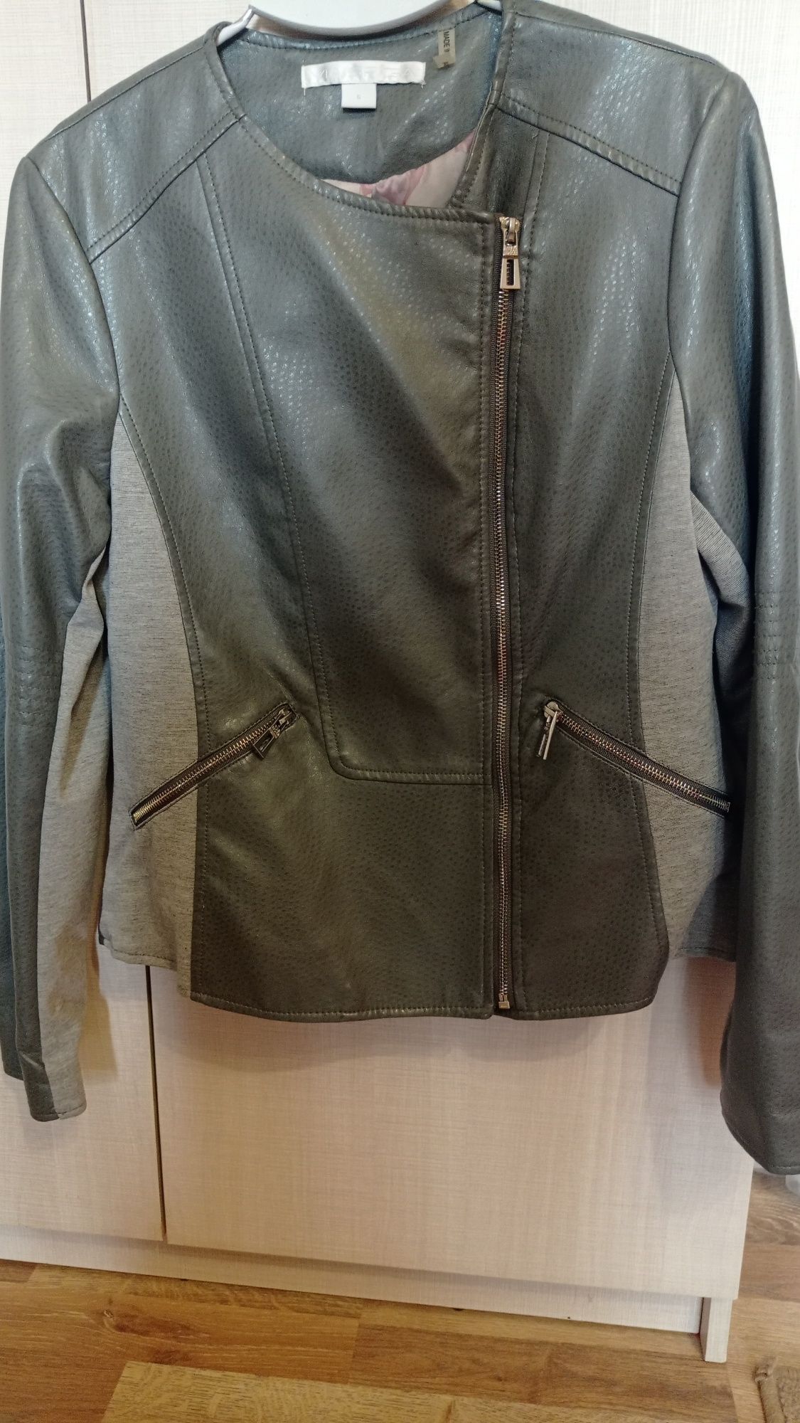 Продам женскую демисезонную куртку из "эко-кожи"