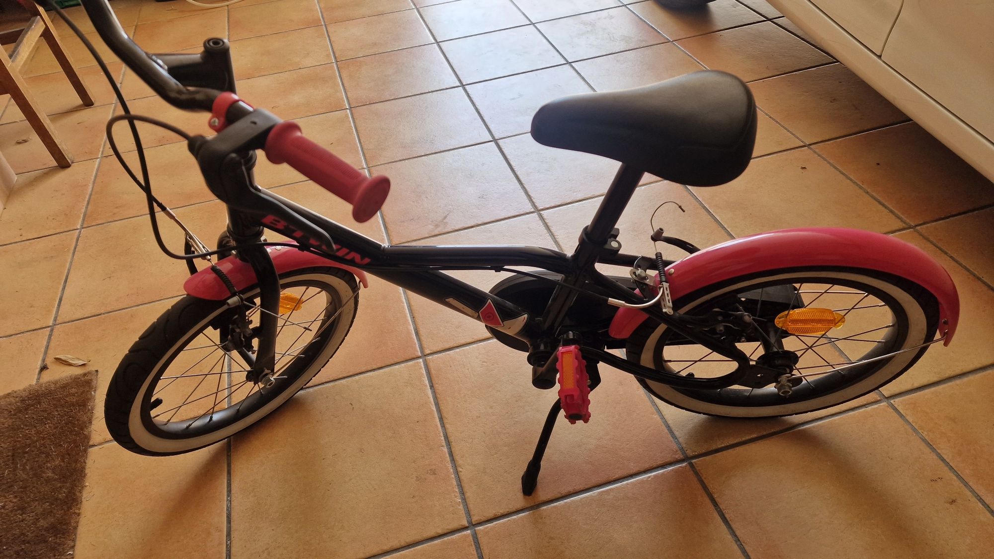 Bicicleta de menina e trotinete
