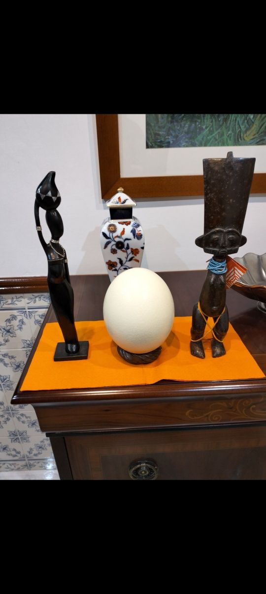 Ovo de Avestruz com Base Madeira Arte Africana