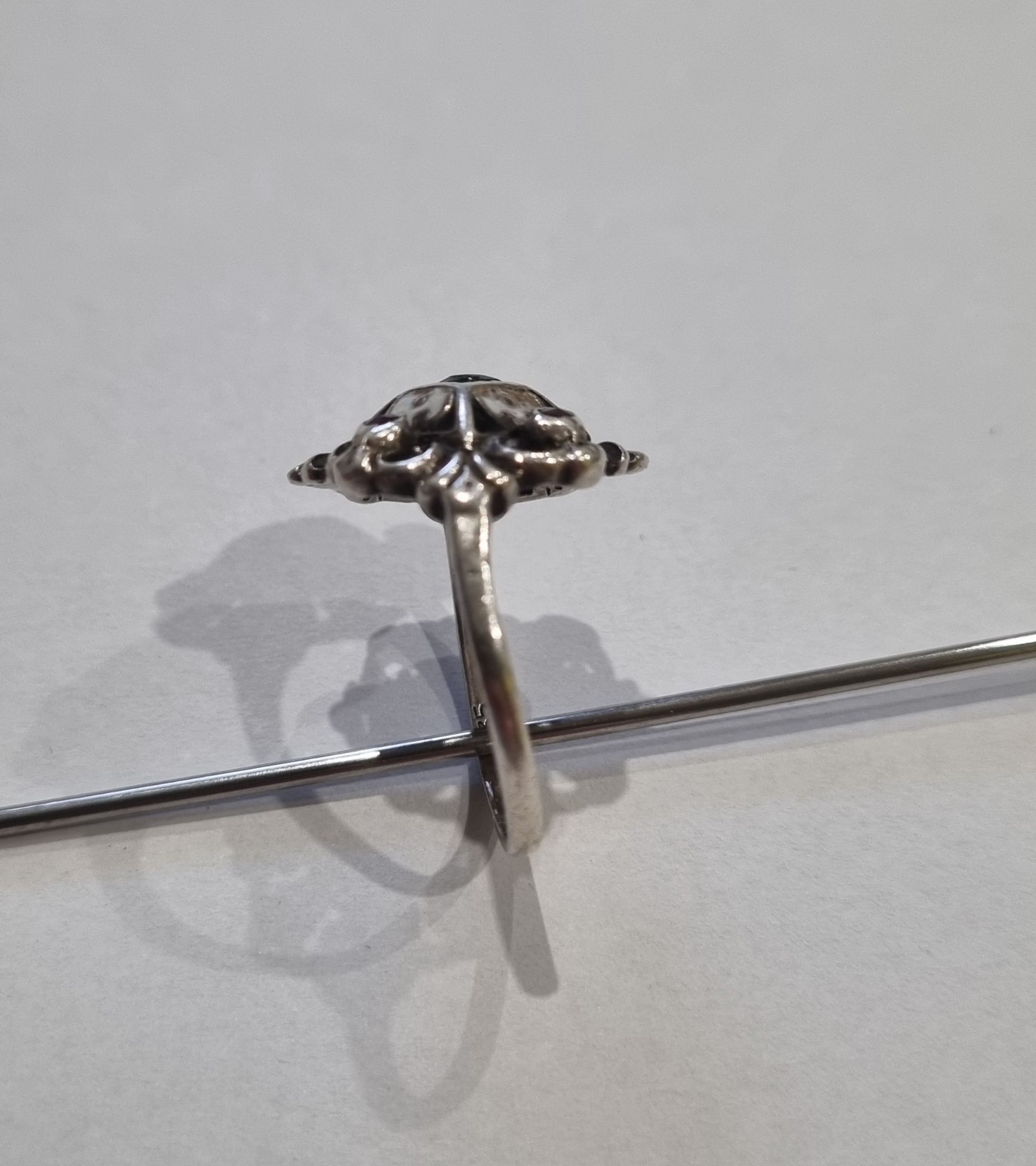 Dawny pierścionek srebrny z granatami i szmaragdem srebro 935