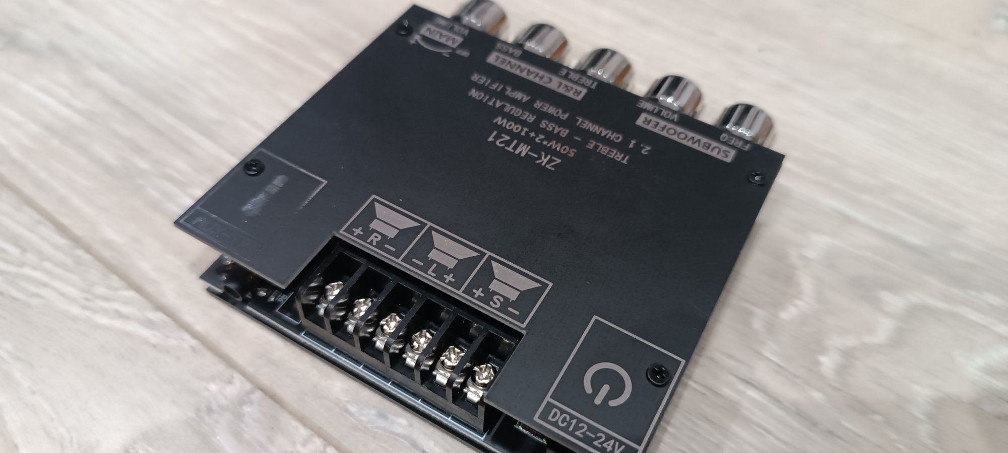 Miniaturowy wzmacniacz 2+1 bluetooth