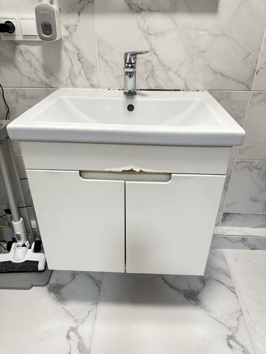 Тумба з умивальником і змішувачем