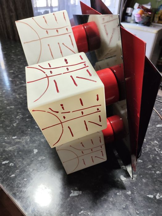 Люстра на чотири лампи.