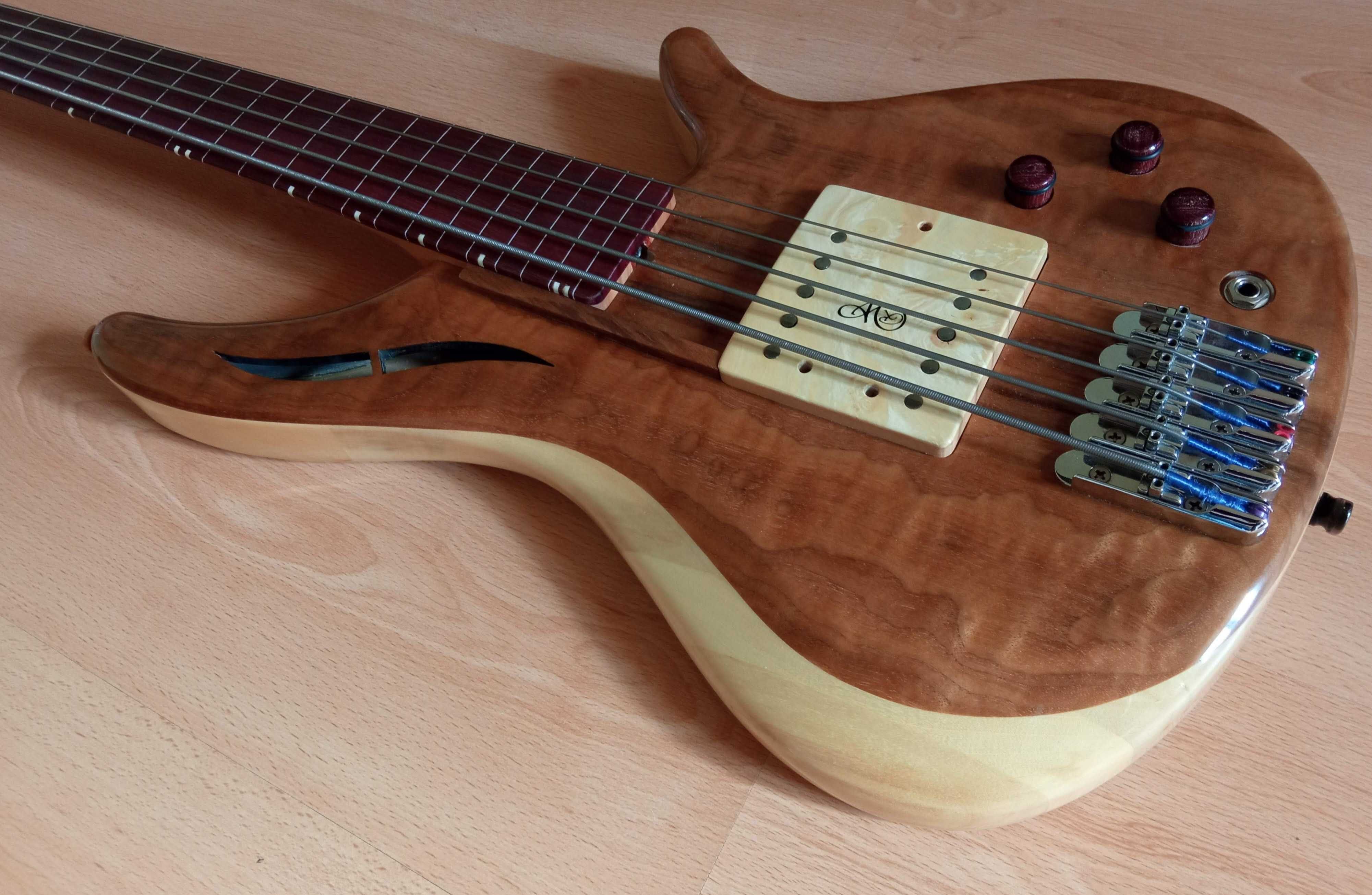 Gitara basowa bass fretless 5 strun semi hollow body