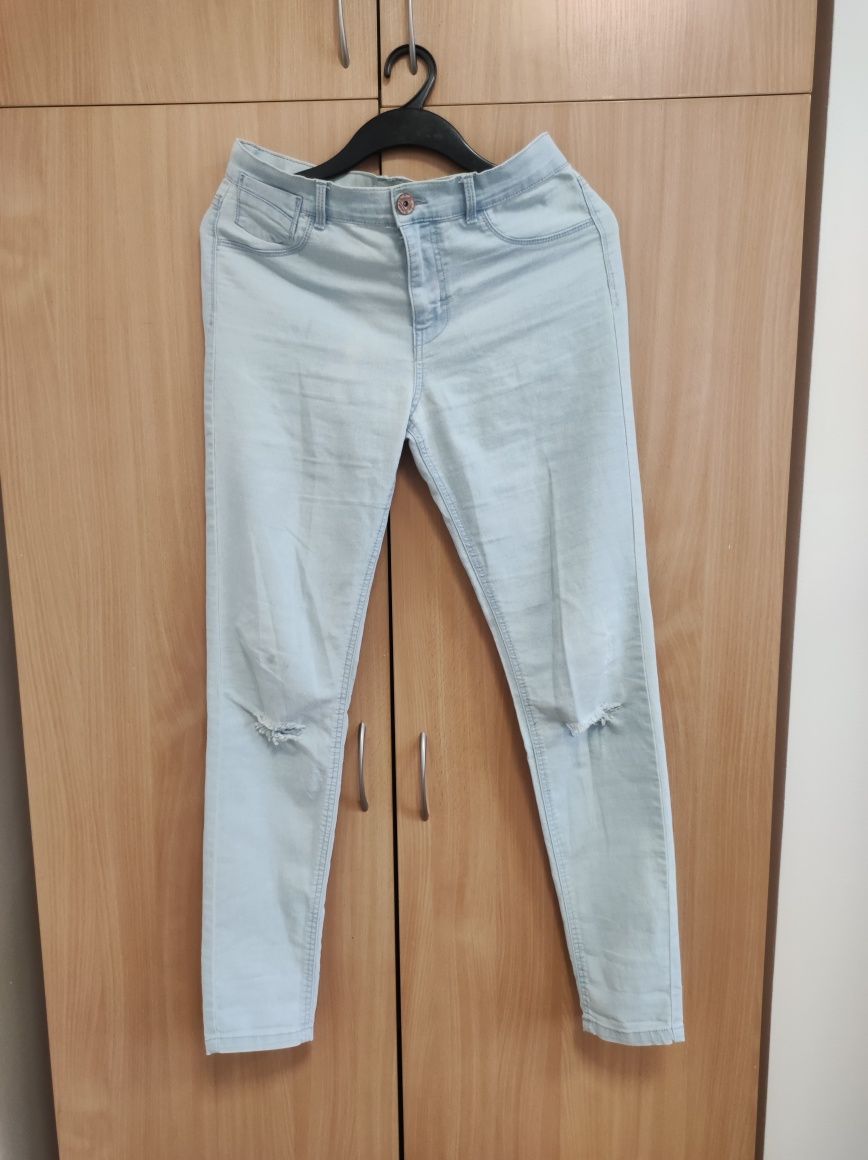 Jasne jeansy z przetarciami