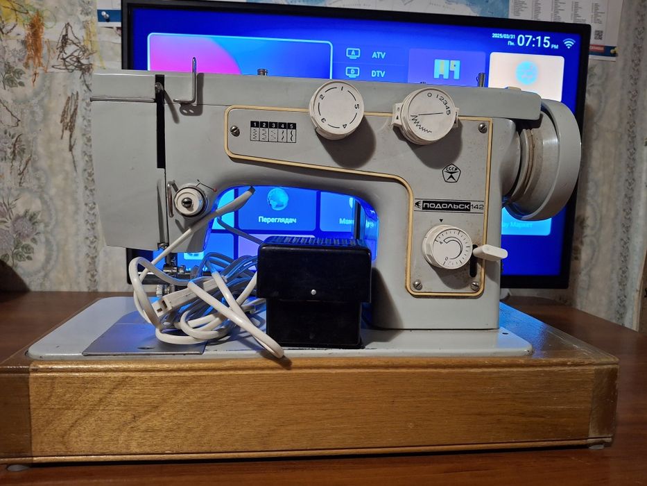 Швейна машина Подольськ 142 з електроприводом без тумби