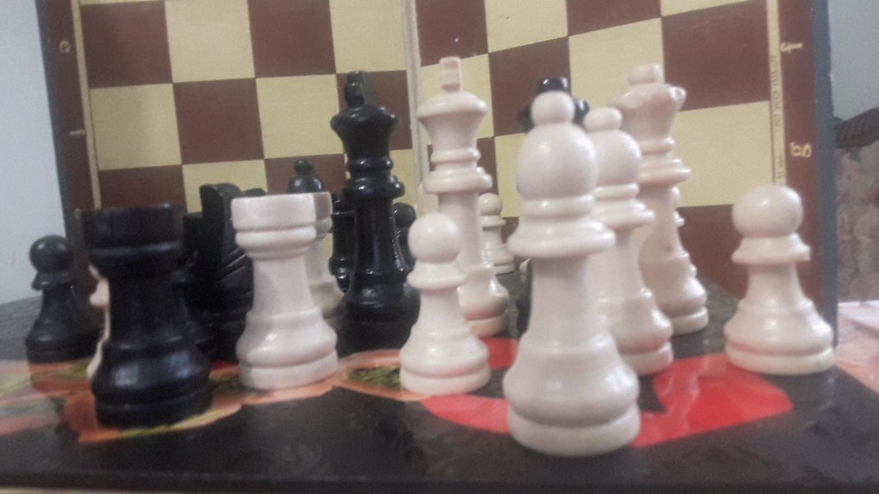 Продам шахматы, шахматные фигурки.