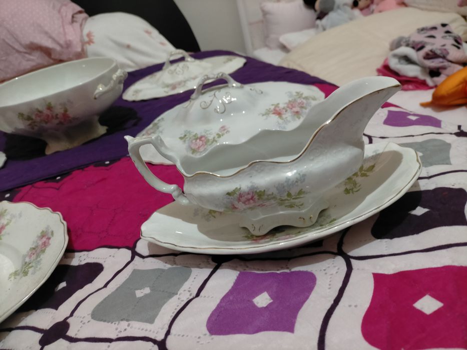 Serviço pintado há mao com contorno em ouro , com 120anos