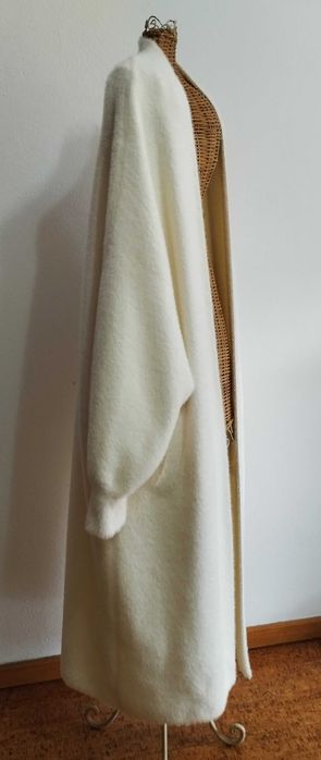 Casaco comprido branco-pérola