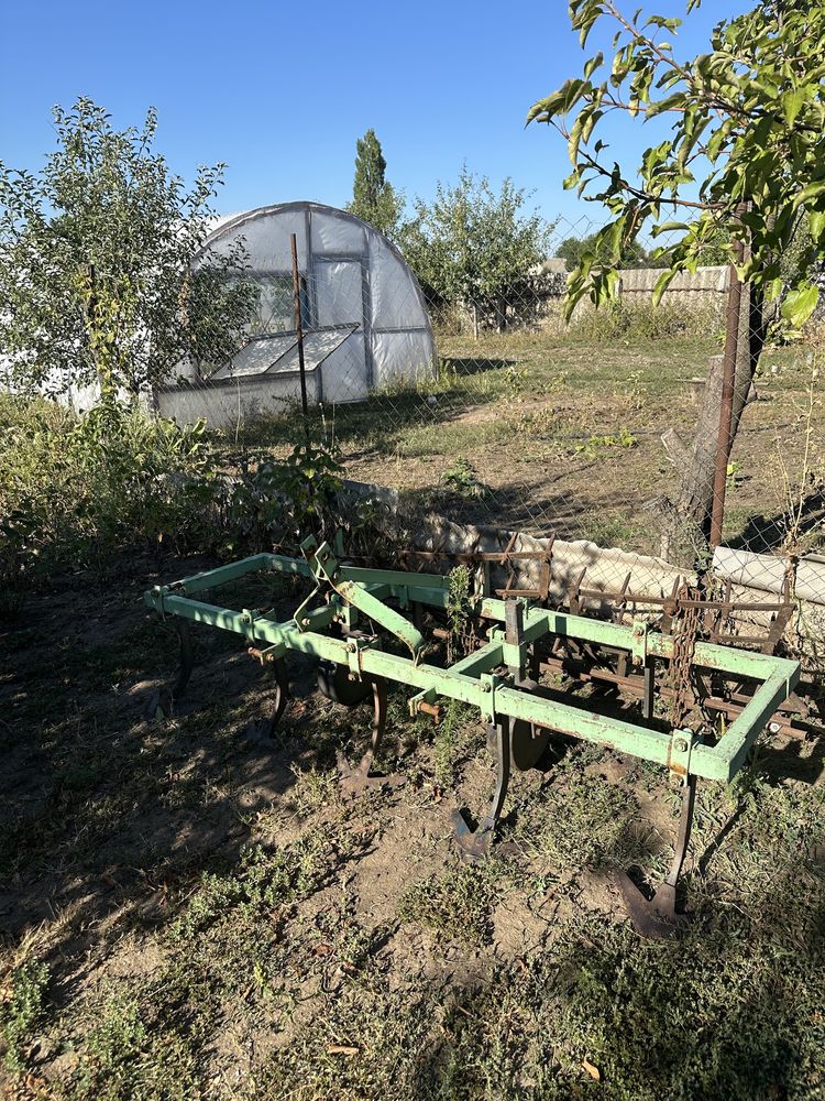 Трактор Т-25А з причепом, навісним обладнанням