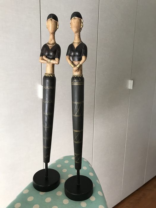 Duas figuras em madeira