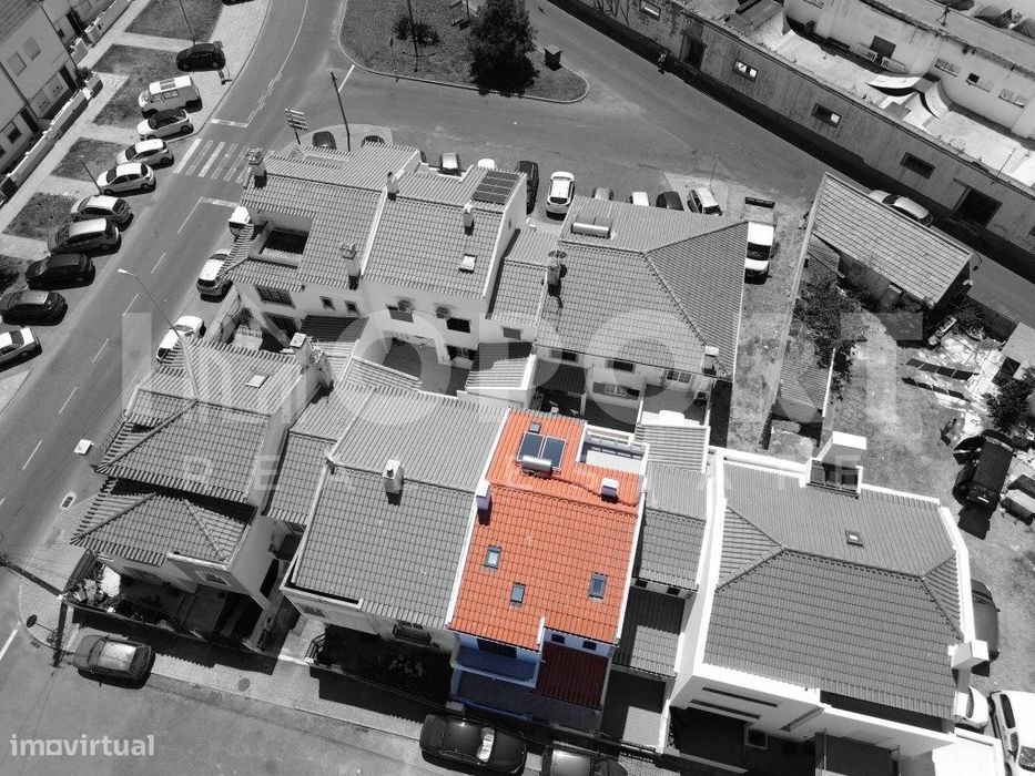 Moradia em banda T5 - Sines - 500 metros da praia