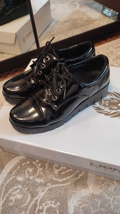 Женские лаковые туфли