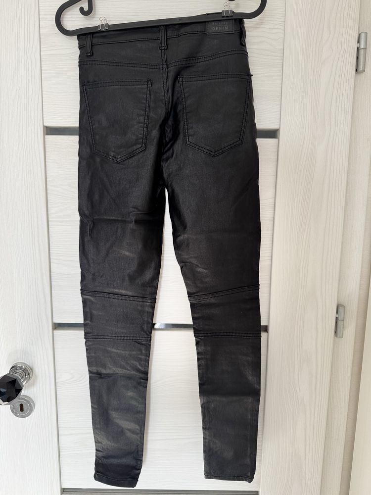 Czarne woskowane spodnie Bershka nowe dopasowane skinny wysoki stan S