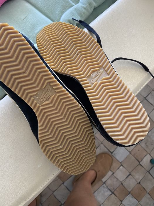 Tennos Nike de camurca pretos e dourado