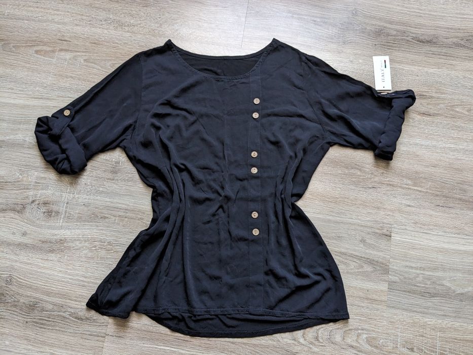 Czarna bluzka włoska, damska z ozdobnymi guzikami
