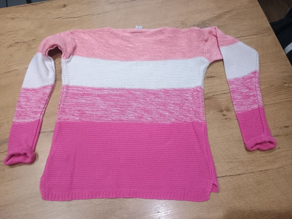 Różowy sweterek młodzieży