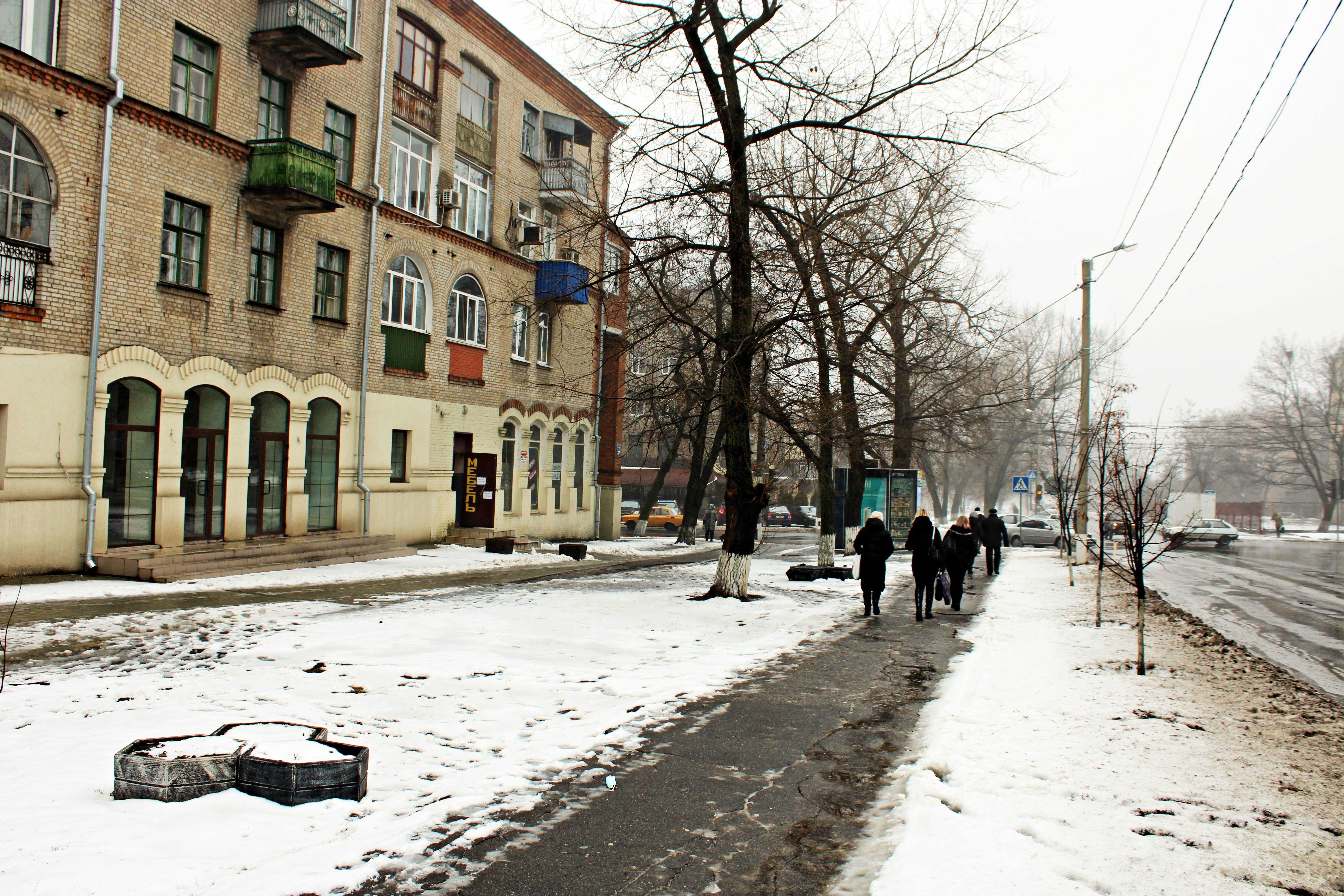 Холодна гора. Фасадне приміщення у спальному районі