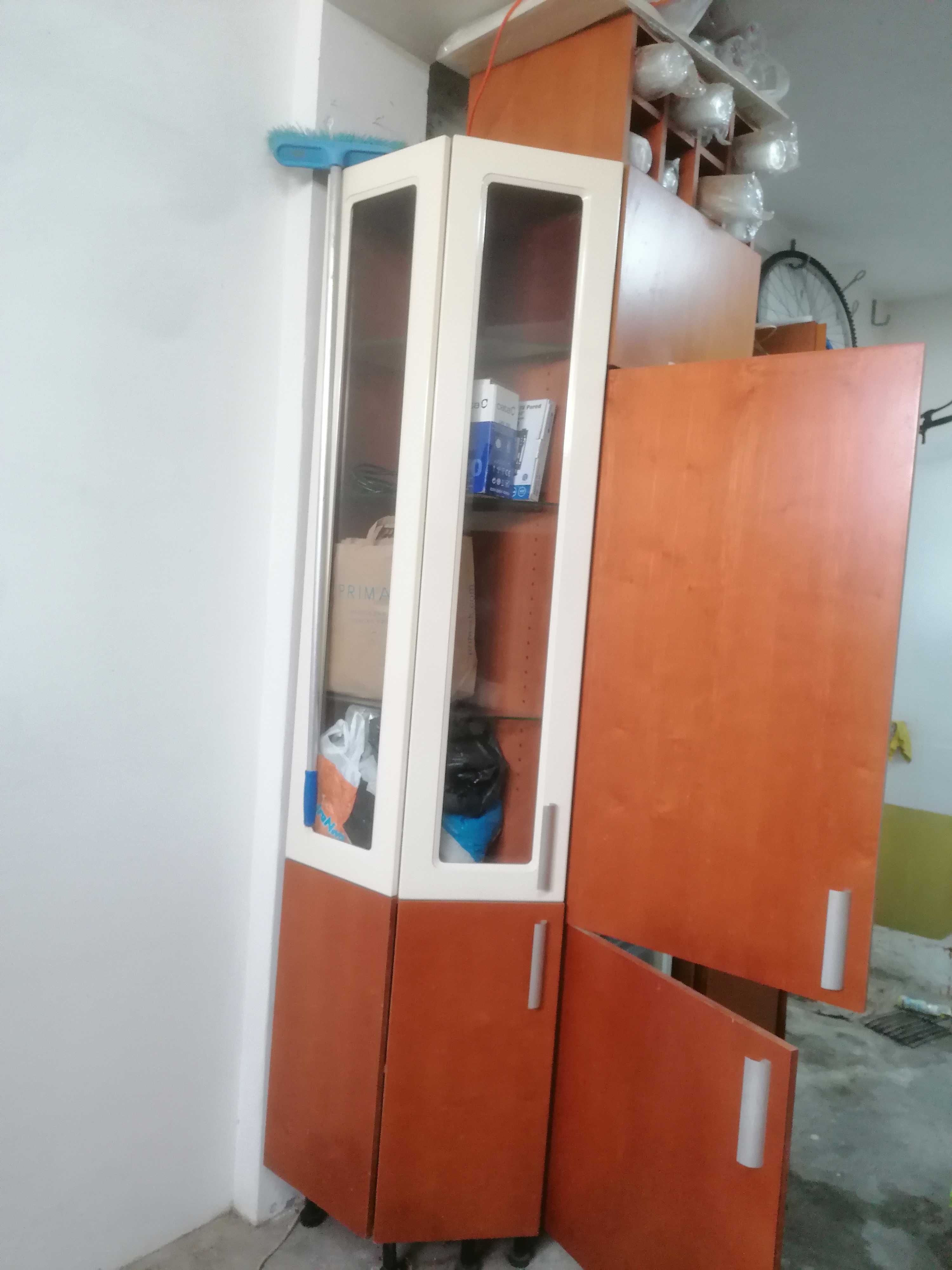 Frigorífico com móvel incorporado