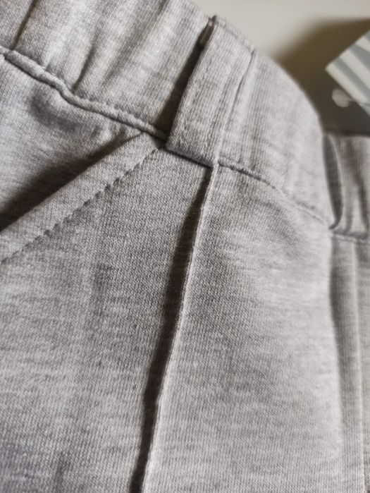 Jasnoszare spodnie spodenki dzianinowe na kant chrzest roczek impreza