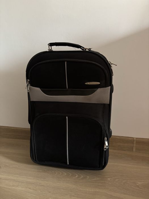 Czarna walizka średniej wielkości podróżna