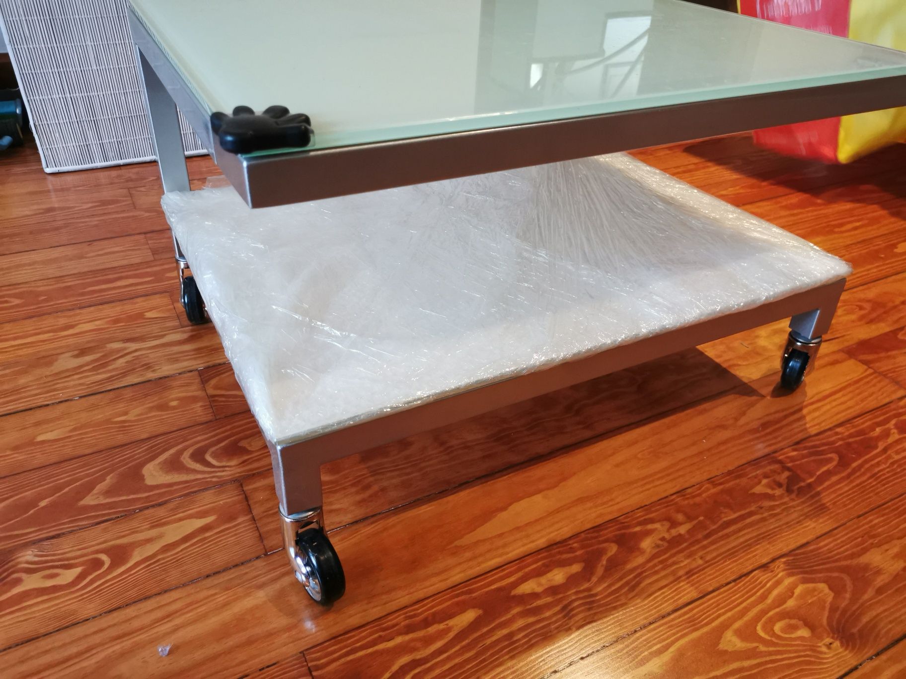 Mesa com rodízios para TV