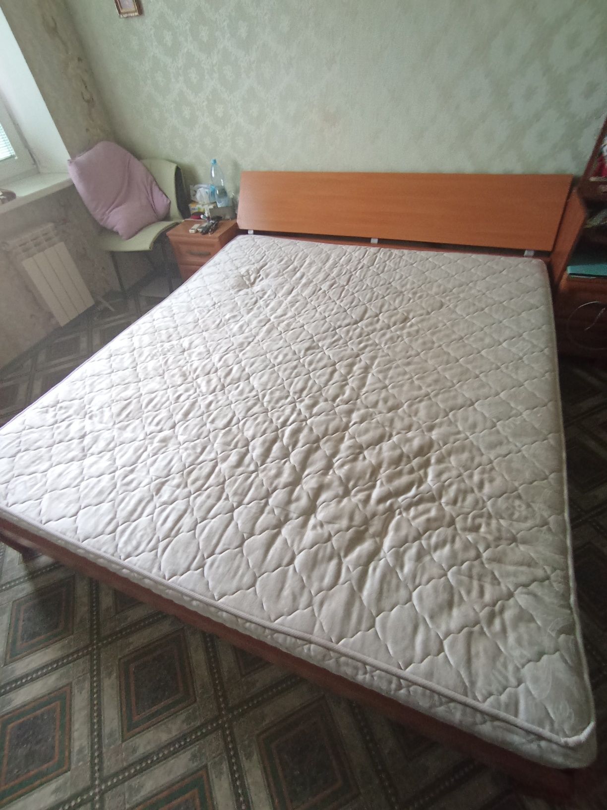 Продаю двуспальну кровать із матрацом,розмір 180*200