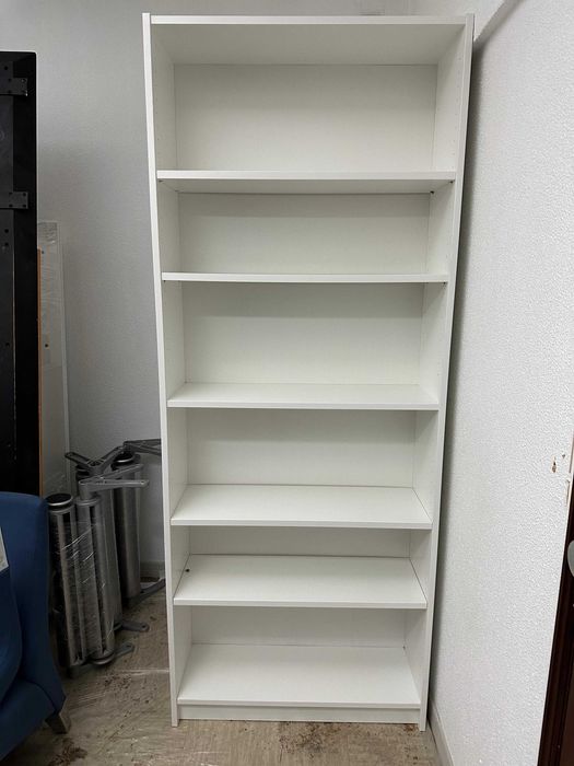 Prateleiras brancas sala de arquivo