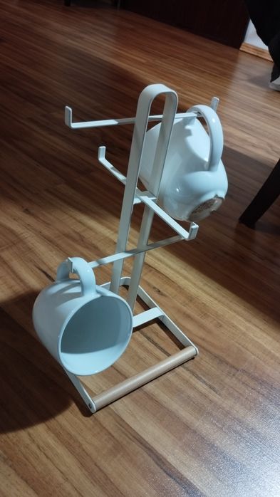 Biały stojak na kubki