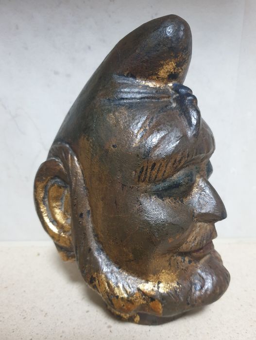 Antiga cabeça de Hu asiática em madeira esculpida e policromada