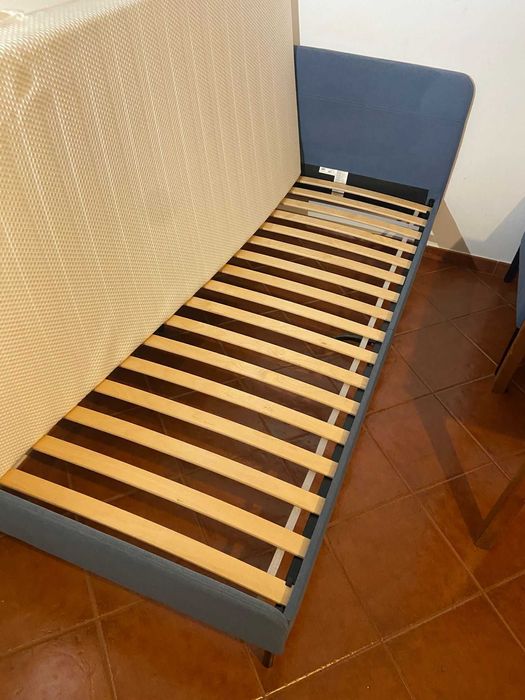cama BLÅKULLEN + colchão ÅBYGDA