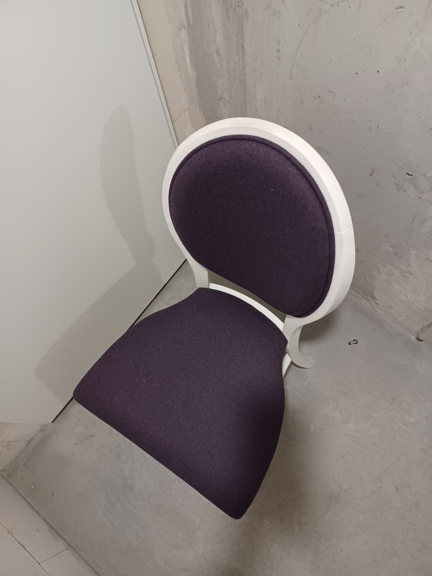 Stylowe białe krzeslo do toaletki