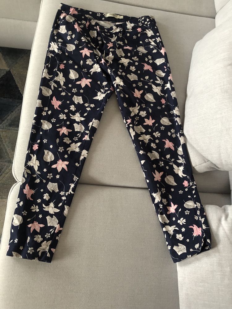 Spodnie cygaretki w kwiaty