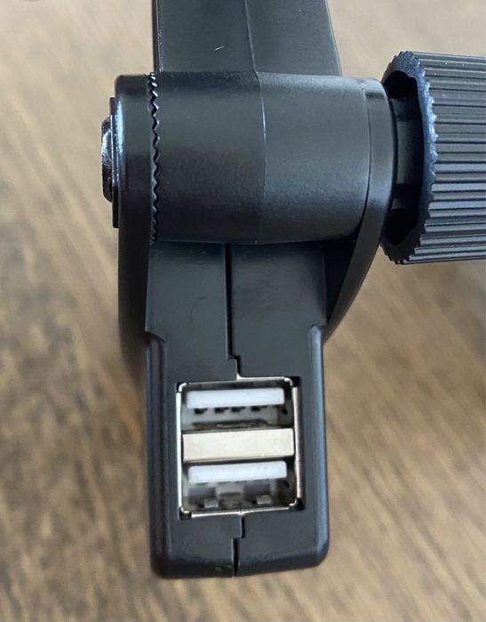 Suporte para telemóvel com ligação ao isqueiro e USB’s  (nunca usado)