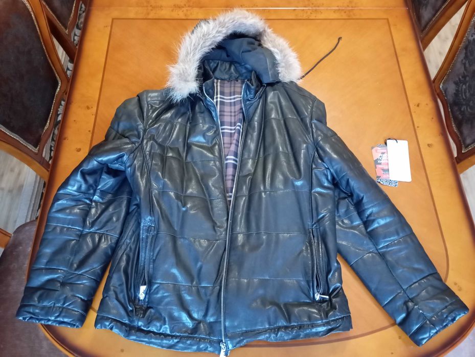 Натураьний шкіряний пуховик з капюшоном.Знижено ціну.3100 грн.