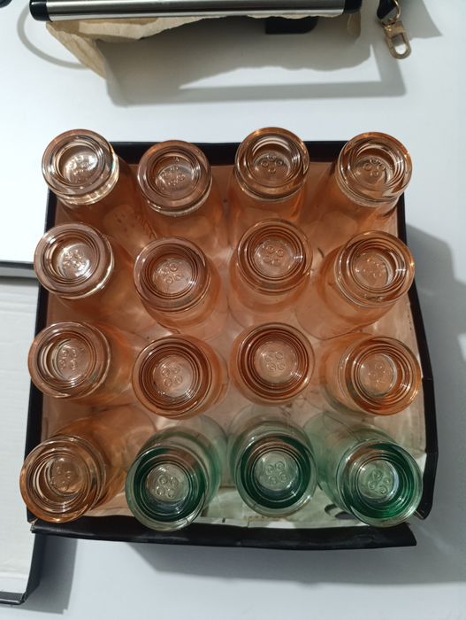 16 szklanek frugo. Pomarańczowe i zielone