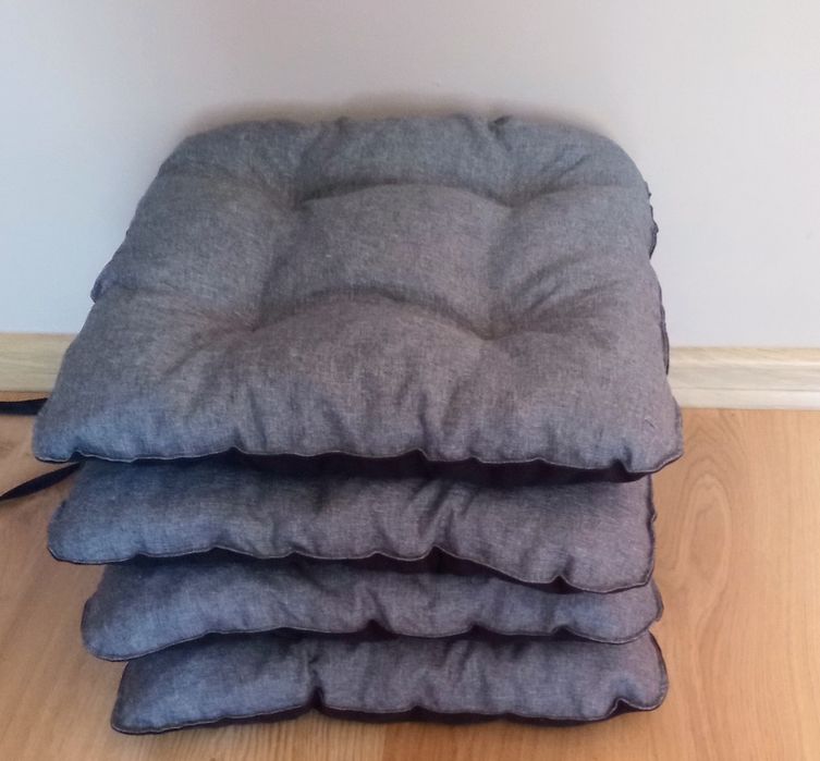 Szare poduszki na krzesła