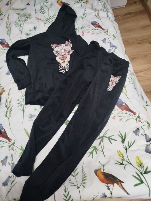 Dresik 140  welurowy czarny  jak nowy  z alpaką