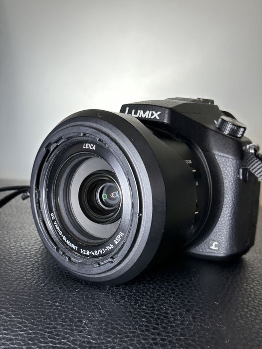Камера Lumix DMC-FZ1000 з лінзою Leica