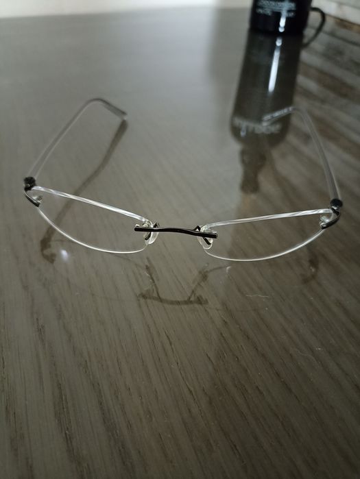 Óculos com lentes carlzeiss. Armação muito leve.