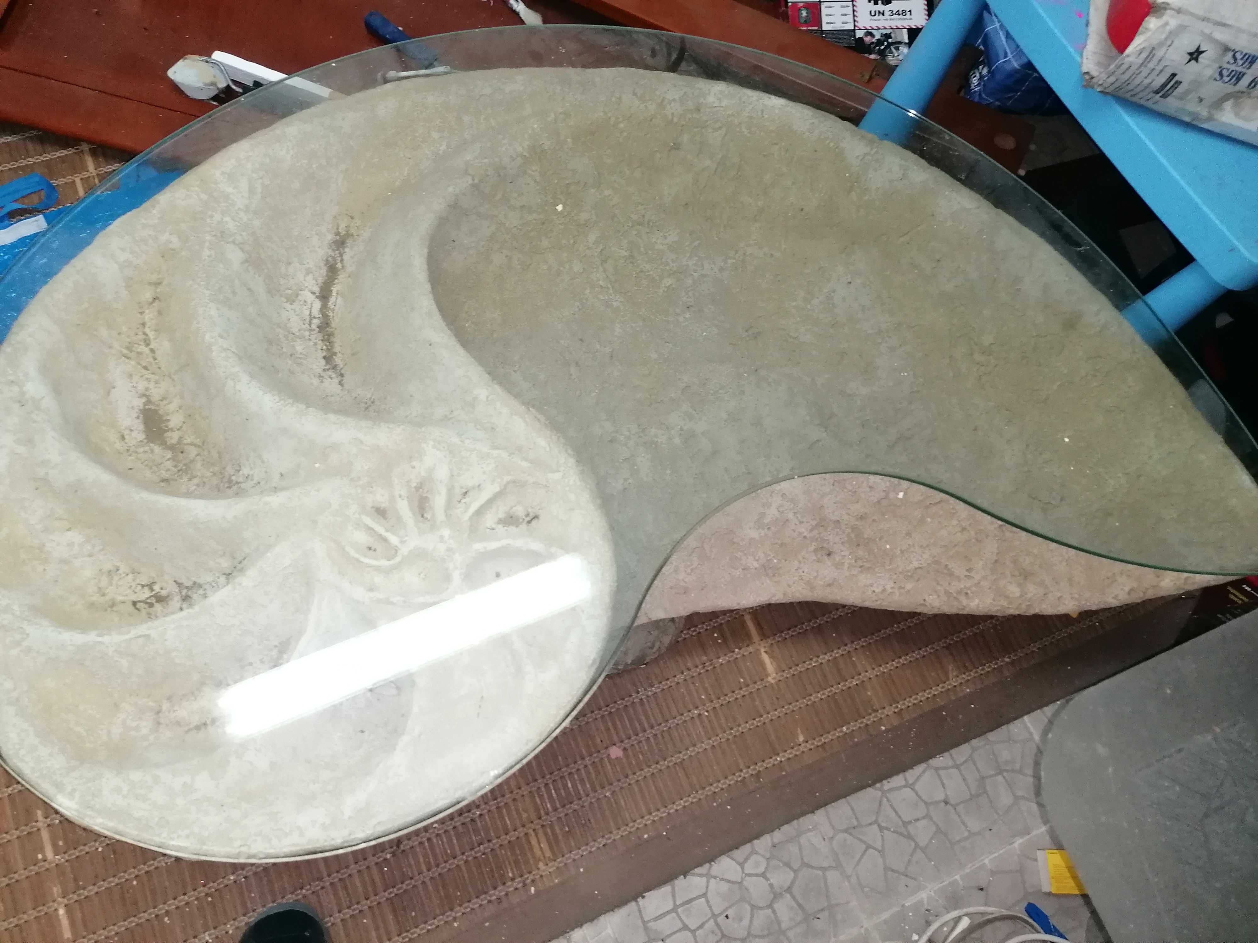 mesa de apoio em pedra e forma de concha