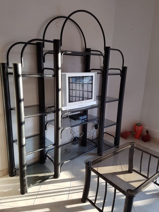 Estante de ferro leve, com mesa de centro de sala