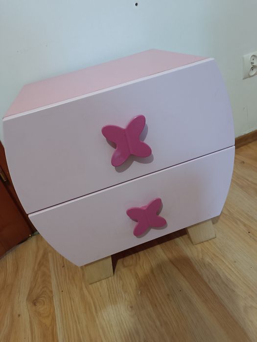 Mała szafka dla dziewczynki