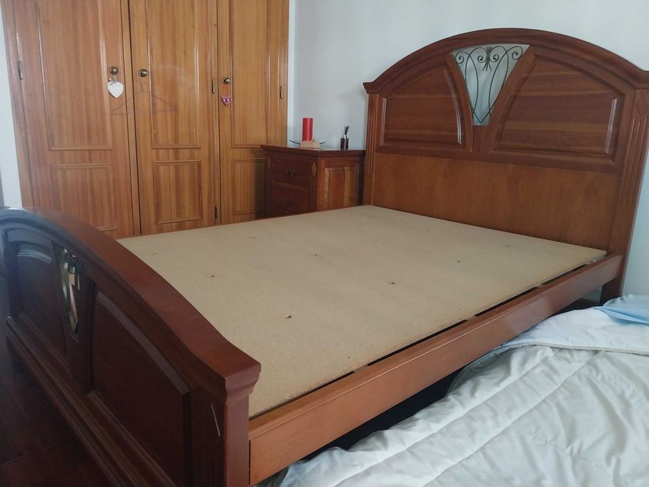 Cama de casal em cerejeira