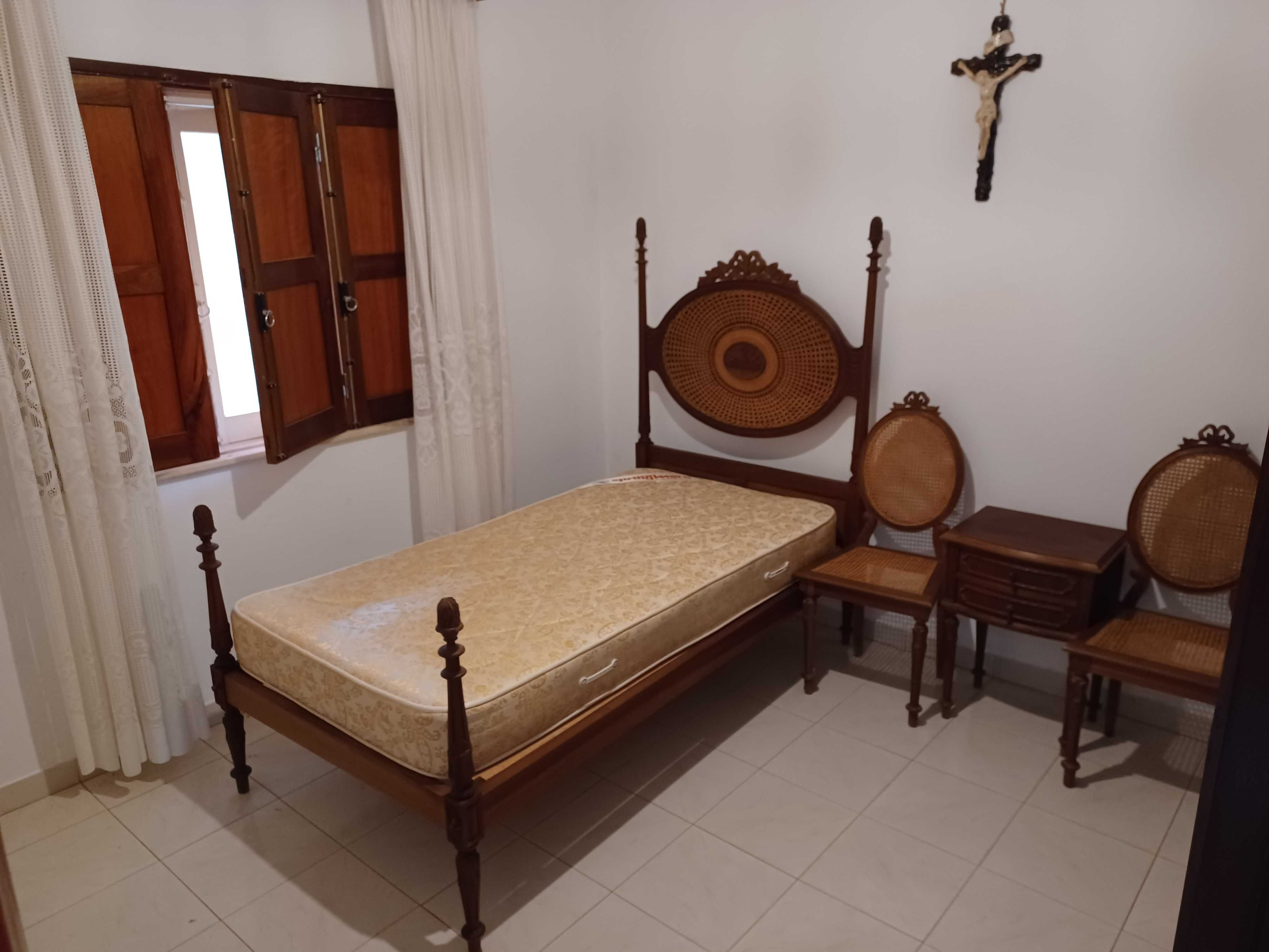conjunto com 2 camas de solteiro em madeira maciça e em palhinha