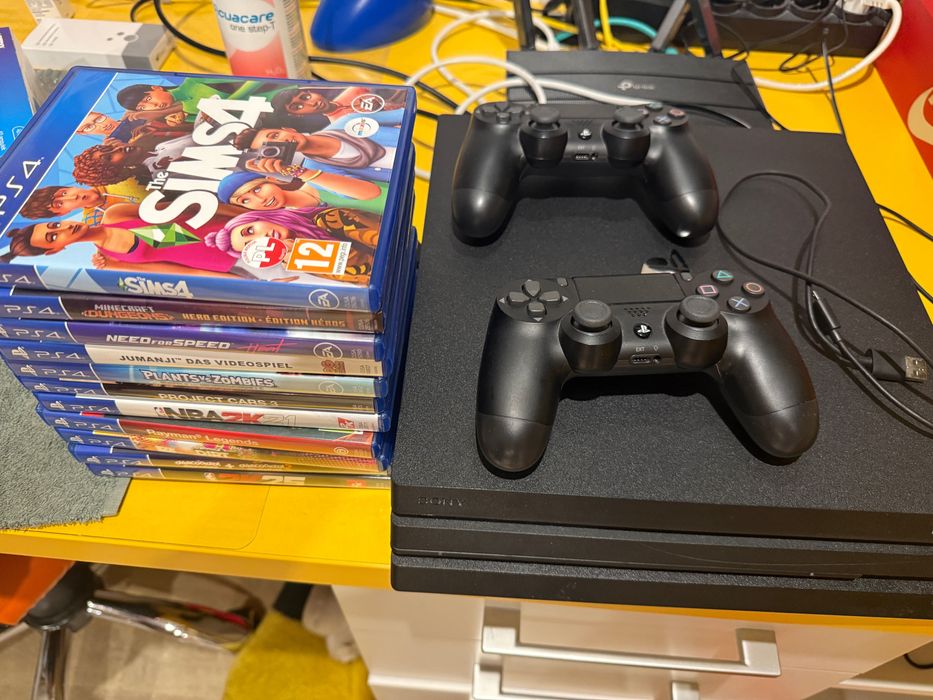 PS4 pro w stanie bardzo dobrym- cały zestaw