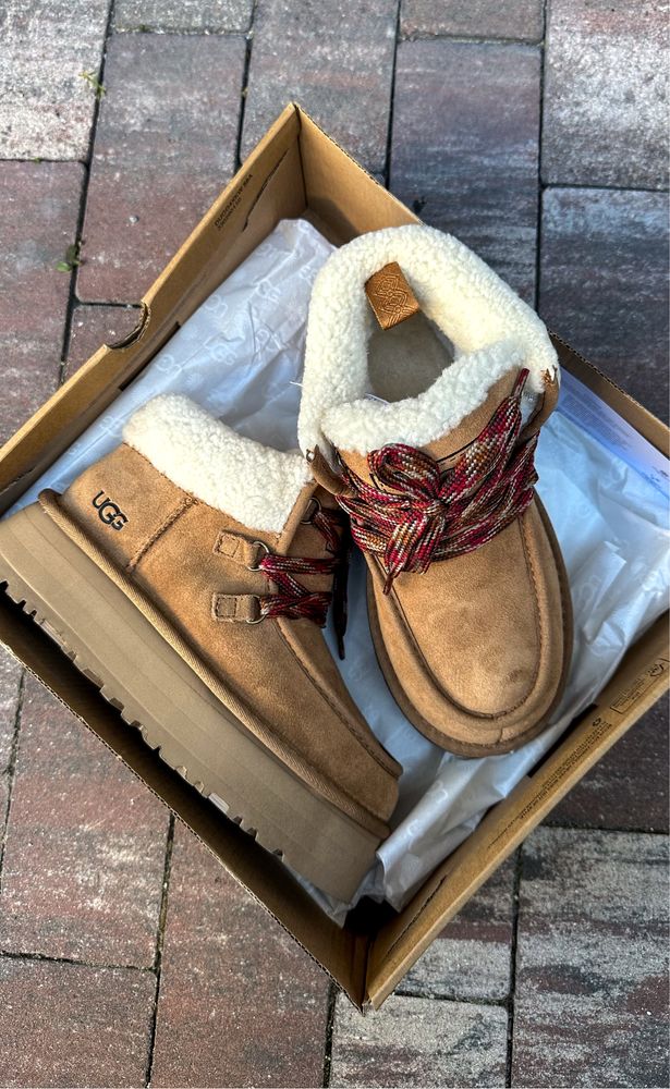 Ugg на платформі зі шнуровкою