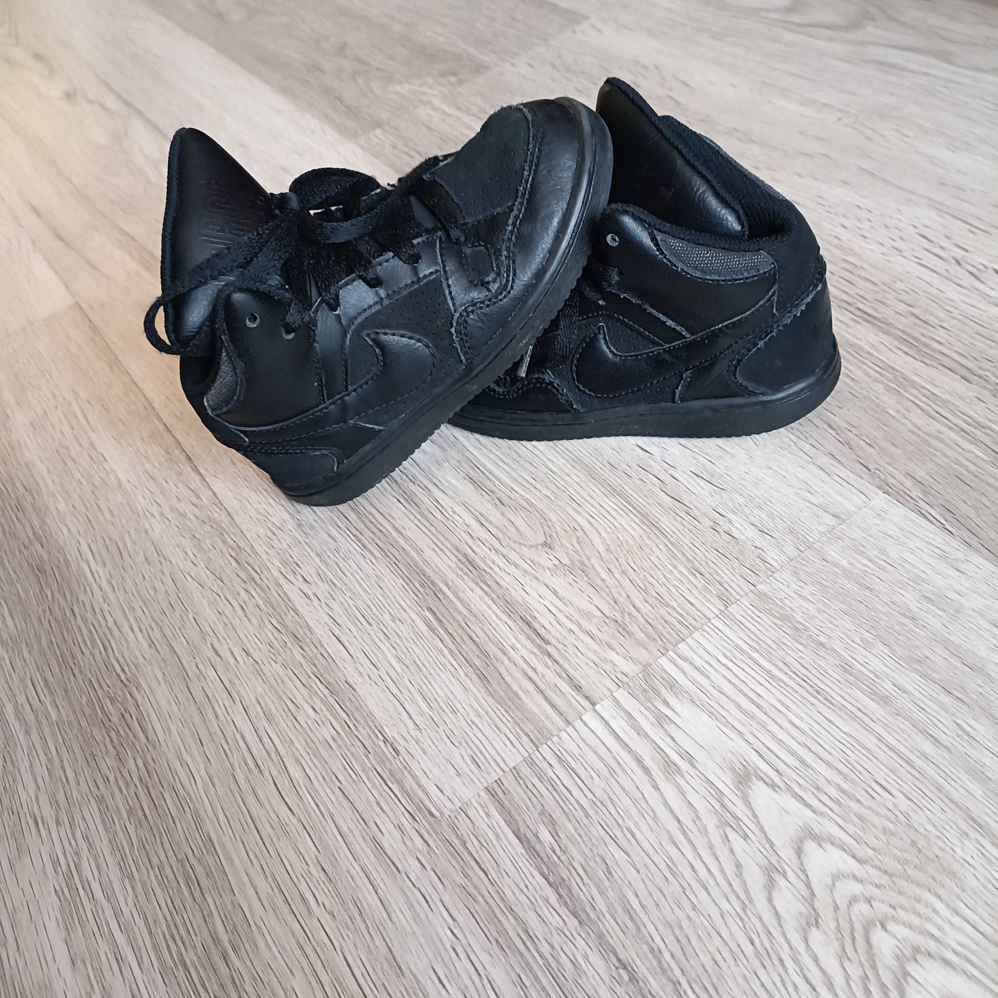 Buty sportowe oryginalne Nike dla chłopca r.27,5