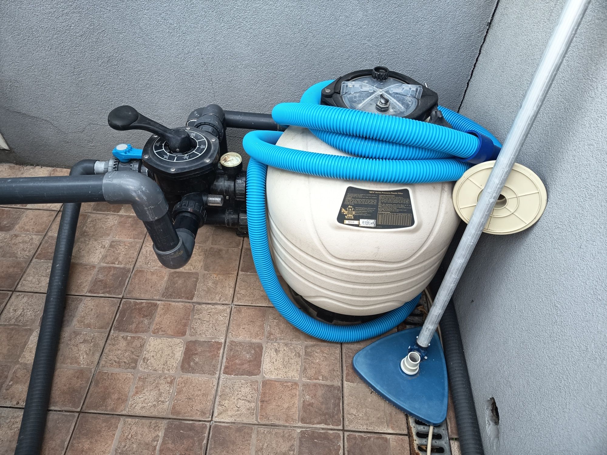 Vendo piscina redonda 3,60mts com motor de filtragem e filtro de areia